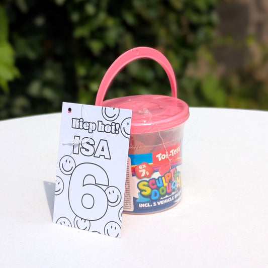 Klei Traktatie - Kleiset in emmer met persoonlijk kaartje