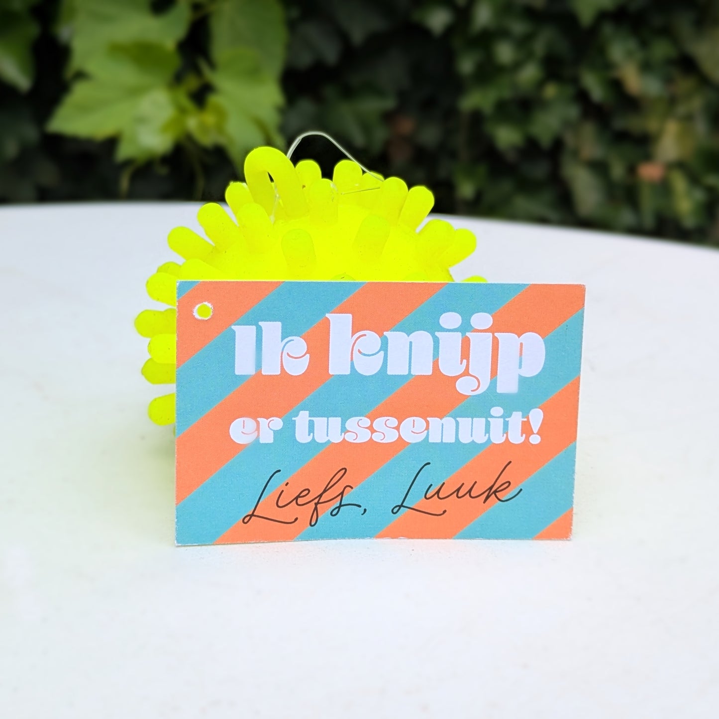 ''Ik knijp er tussen uit...'' - Knijpspeeltje pufferbal met persoonlijk kaartje