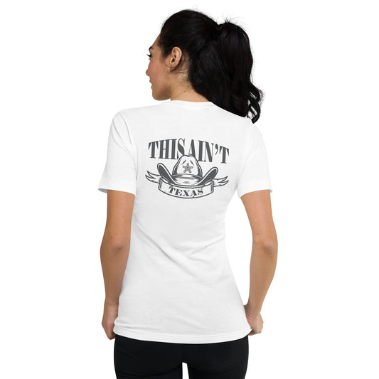This ain't Texas - Dames V-neck T-shirt (Print achter)